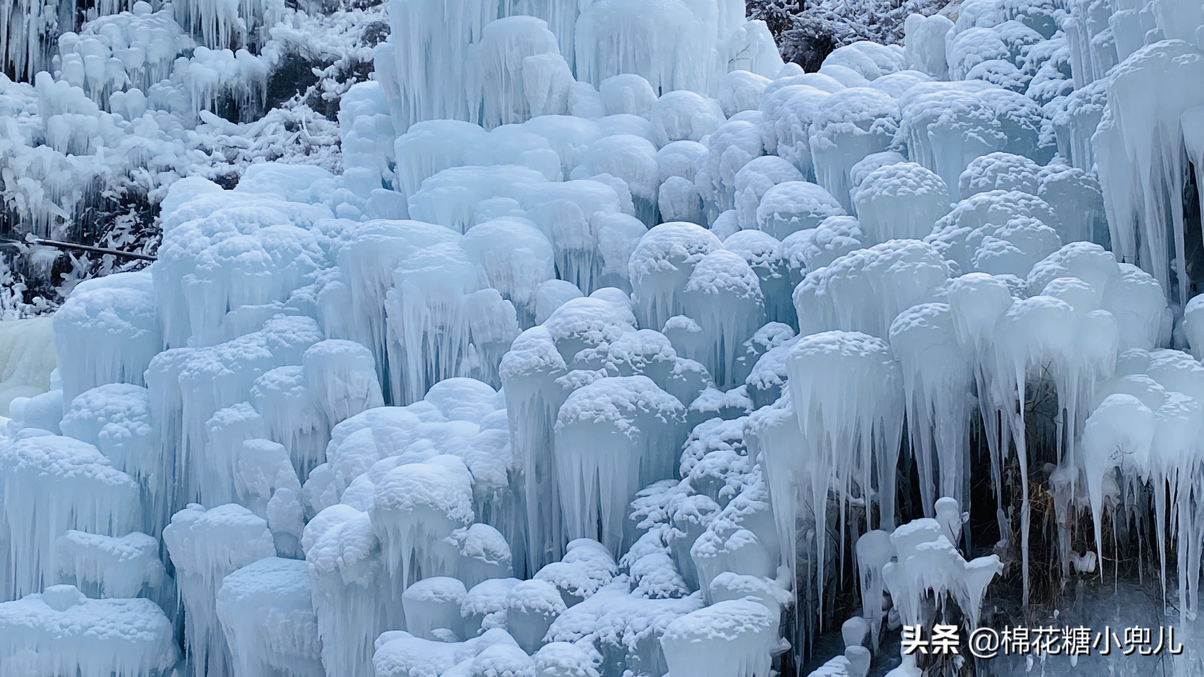 北京郊区冬季旅行必去的冰瀑布群，距离近无需徒步1小时就能到达
