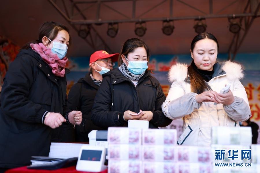 1月18日，工作人员在核实分红金额。当日，位于青海省海东市互助土族自治县威远镇的卓扎滩村迎来“分红日”，1820名入股村民领取了青海卓扎滩原生态景区旅游服务有限公司的120万元年度经营分红及面粉和大米。2018年，卓扎滩村村民以自愿入股的方式参与景区建设，2019年开始领取“分红”，通过发展乡村旅游，享受旅游收益。新华社记者 张曼怡 摄