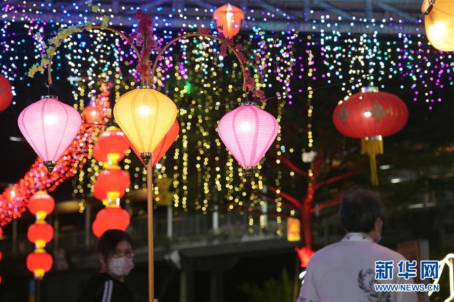 1月18日，庆祝农历新年的灯饰在新加坡红山组屋区亮起。 新华社发 （邓智炜 摄）