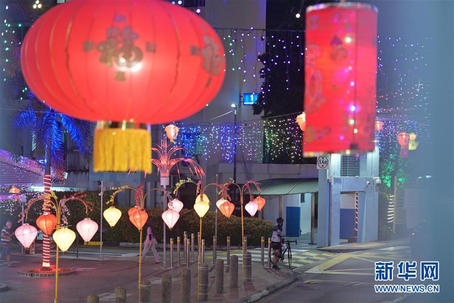 1月18日，庆祝农历新年的灯饰在新加坡红山组屋区亮起。 新华社发 （邓智炜 摄）