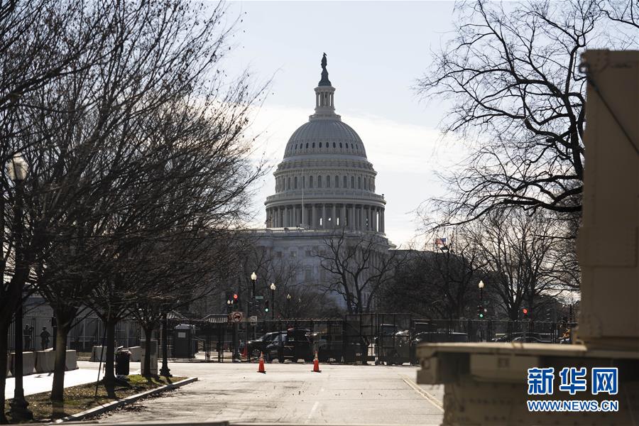 这是1月18日在美国首都华盛顿拍摄的国会大厦和隔离围栏。新华社记者 刘杰 摄