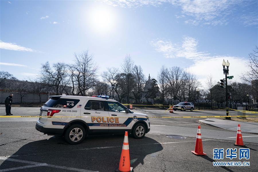 1月18日，在美国首都华盛顿，警车停靠在国会大厦附近待命。新华社记者 刘杰 摄