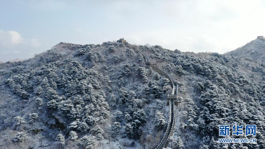 　　1月19日拍摄的北京怀柔慕田峪长城雪景（无人机照片）。　　当日，北京怀柔慕田峪长城被茫茫白雪覆盖，一派北国壮美风光。　　新华社发（卜向东 摄）