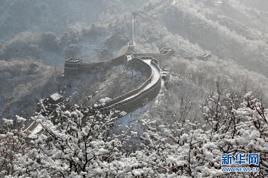 　　1月19日拍摄的北京怀柔慕田峪长城雪景。　　当日，北京怀柔慕田峪长城被茫茫白雪覆盖，一派北国壮美风光。　　新华社发（卜向东 摄）