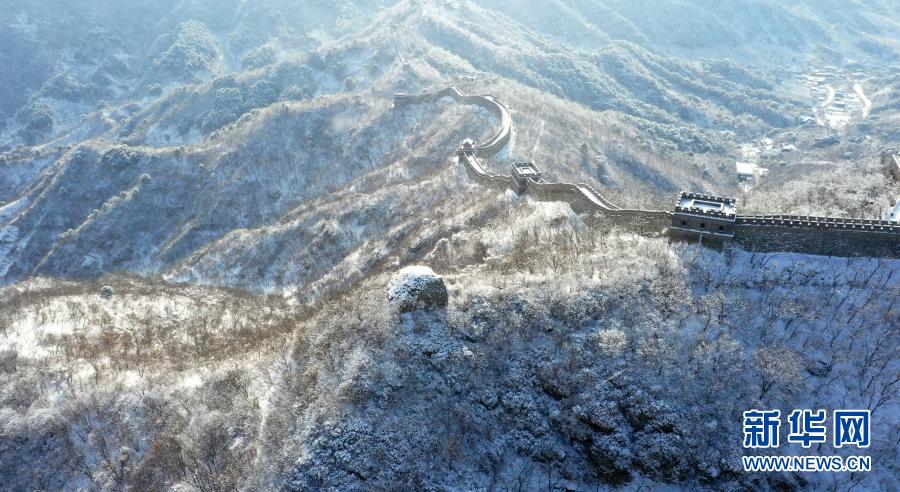 　　1月19日拍摄的北京怀柔慕田峪长城雪景（无人机照片）。　　当日，北京怀柔慕田峪长城被茫茫白雪覆盖，一派北国壮美风光。　　新华社发（卜向东 摄）