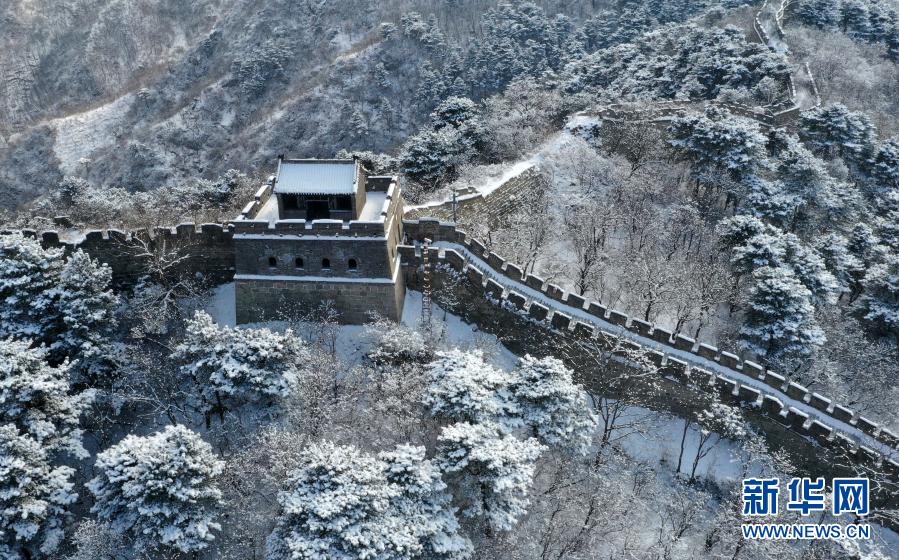 　　1月19日拍摄的北京怀柔慕田峪长城雪景（无人机照片）。　　当日，北京怀柔慕田峪长城被茫茫白雪覆盖，一派北国壮美风光。　　新华社发（卜向东 摄）