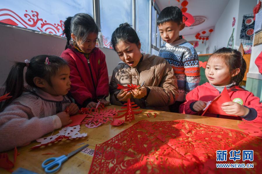 　　1月20日，长兴县李家巷镇中心幼儿园的老师带着孩子们剪“春”字窗花。　　当日，浙江省湖州市长兴县李家巷镇中心幼儿园的老师和孩子一起剪窗花、贴窗花，并把剪纸作品“迎春送福”送到周边村民家中，为他们送去辞旧迎新、集福纳祥的美好愿望。　　新华社记者 徐昱 摄