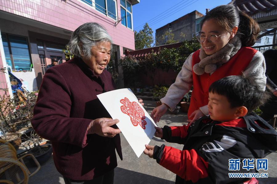 　　1月20日，长兴县李家巷镇中心幼儿园的老师带着孩子们给周边村民送迎春窗花。　　当日，浙江省湖州市长兴县李家巷镇中心幼儿园的老师和孩子一起剪窗花、贴窗花，并把剪纸作品“迎春送福”送到周边村民家中，为他们送去辞旧迎新、集福纳祥的美好愿望。　　新华社记者 徐昱 摄