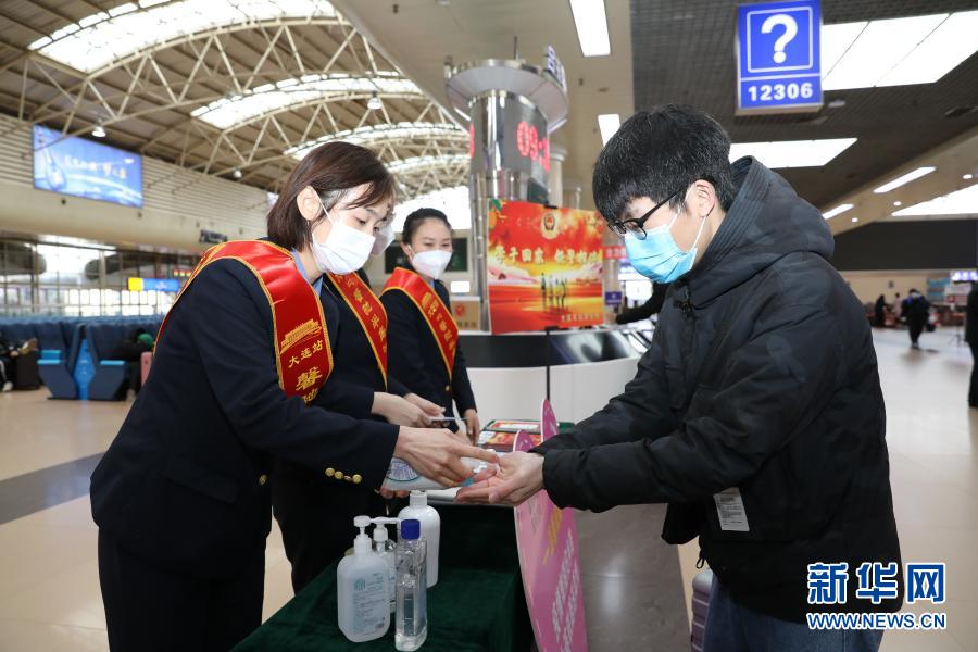 　　1月20日，大连站工作人员为候车学生喷洒消毒洗手液。新华社发（隋峰摄）