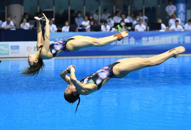 河北209队选手王涵（右）/重庆队选手施廷懋在女子双人3米跳板决赛中