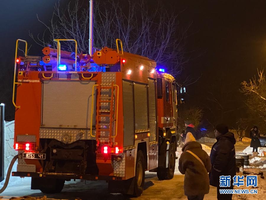　　1月21日，一辆消防车停靠在乌克兰东部哈尔科夫市发生火灾的养老院附近（手机照片）。　　哈尔科夫市这家养老院当日下午发生火灾，造成至少15人死亡、5人受伤。　　新华社发（亚基缅科·马克西姆·维塔利耶维奇 摄）