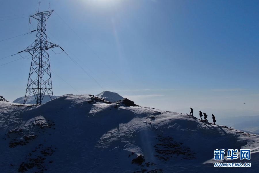 　　1月21日，国家电网西宁供电公司输电运检中心运检人员在登山巡检（无人机照片）。新华社记者 张龙 摄