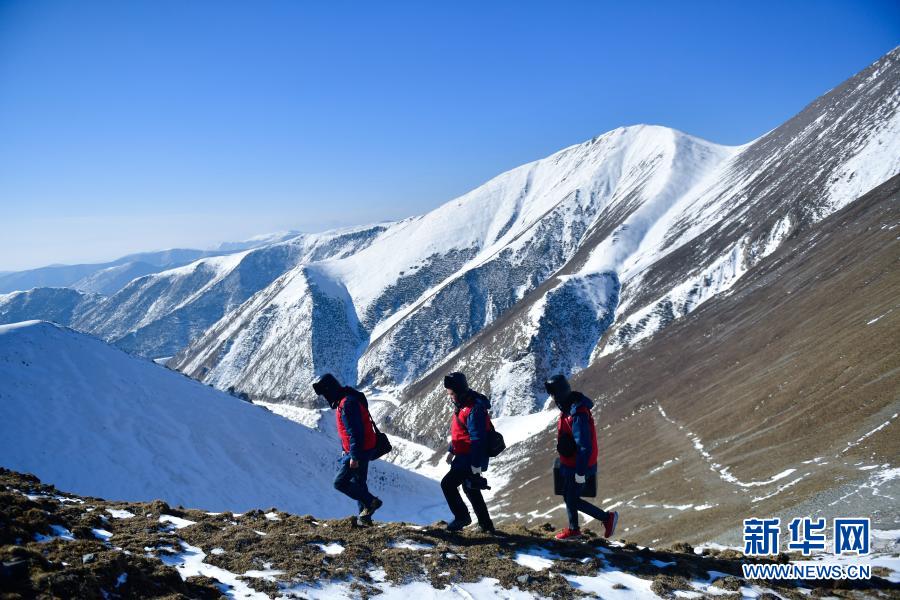 　　1月21日，国家电网西宁供电公司输电运检中心运检人员在登山巡检。新华社记者 张龙 摄