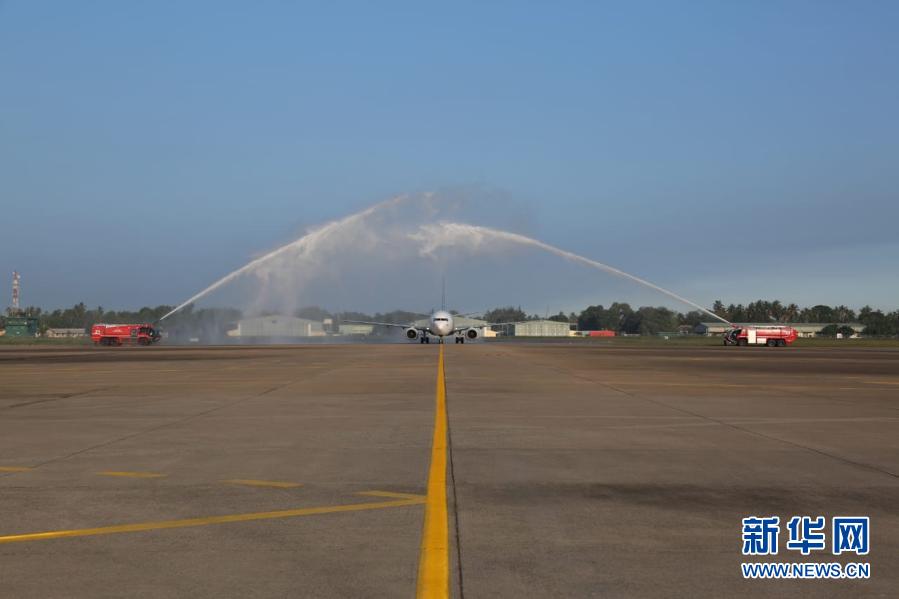 　　1月21日，首架来自阿曼的航班在斯里兰卡科伦坡郊外班达拉奈克国际机场通过水门。　　21日清晨，随着一架来自阿曼的商业航班在科伦坡郊外班达拉奈克国际机场降落，斯里兰卡机场时隔10个月后重新开放国际客运航班。斯旅游部也于同日宣布，全面重启因新冠疫情陷入低谷的旅游业。新华社发