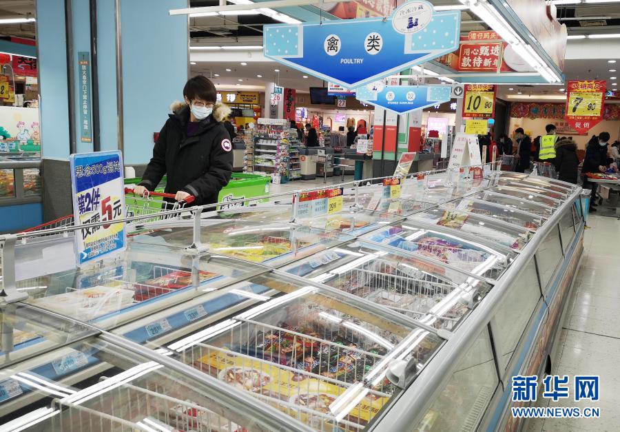 1月24日，在哈尔滨市香坊区一家大型超市，市民在禽类冷冻冷藏冰柜区挑选商品（手机照片）。新华社记者 王建威 摄