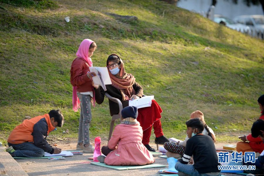 　　1月23日，在巴基斯坦伊斯兰堡，学生在户外课堂上课。　　1月24日是国际教育日。新华社发（艾哈迈德·卡迈勒 摄）