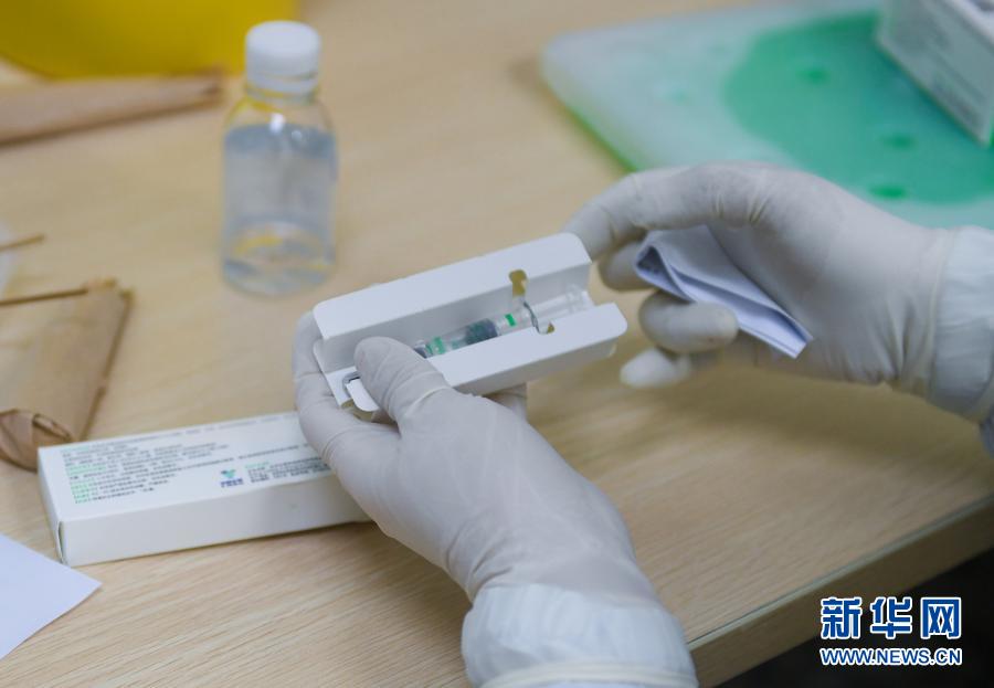 　　1月24日，深圳市福田区下梅林社区健康服务中心的护士为接种人员准备疫苗。新华社记者 毛思倩 摄
