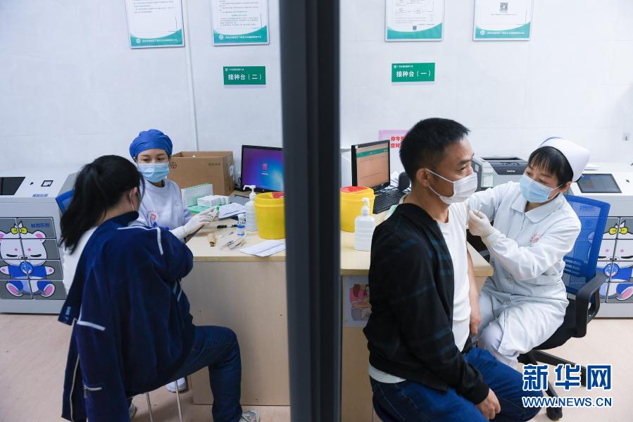 　　1月24日，在深圳市福田区下梅林社区健康服务中心，护士准备为深圳巴士集团的司乘人员接种第二剂新冠疫苗。新华社记者 毛思倩 摄