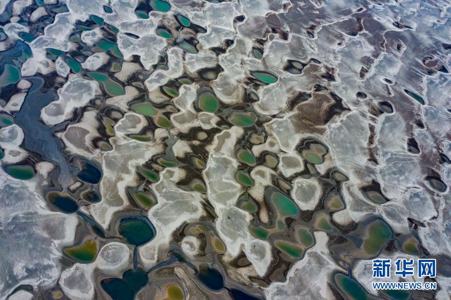 　　这是1月24日拍摄的罗霍洲江滩（无人机照片）。　　罗霍洲四面环水，位于湖北团风县城区对面的长江江心，滩头总面积2.8万亩，是长江中游最大的江心洲。　　新华社记者 杜华举 摄