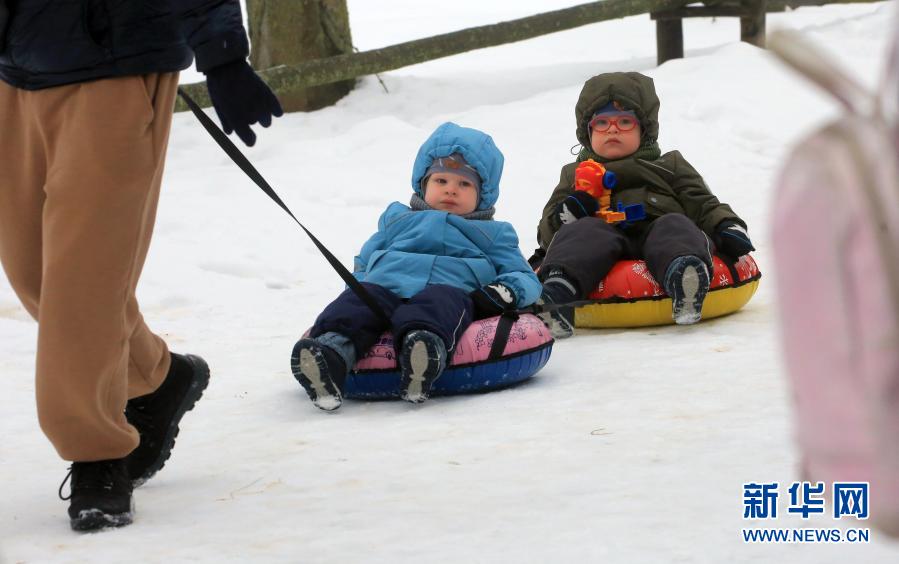 　　1月24日，孩子们在白俄罗斯首都明斯克郊区的民族建筑博物馆内乘坐滑雪气垫圈，感受雪趣。正值隆冬冰雪时节，博物馆举办主题游园活动，让人们感受白俄罗斯传统冰雪文化的乐趣。新华社发（任科夫摄）