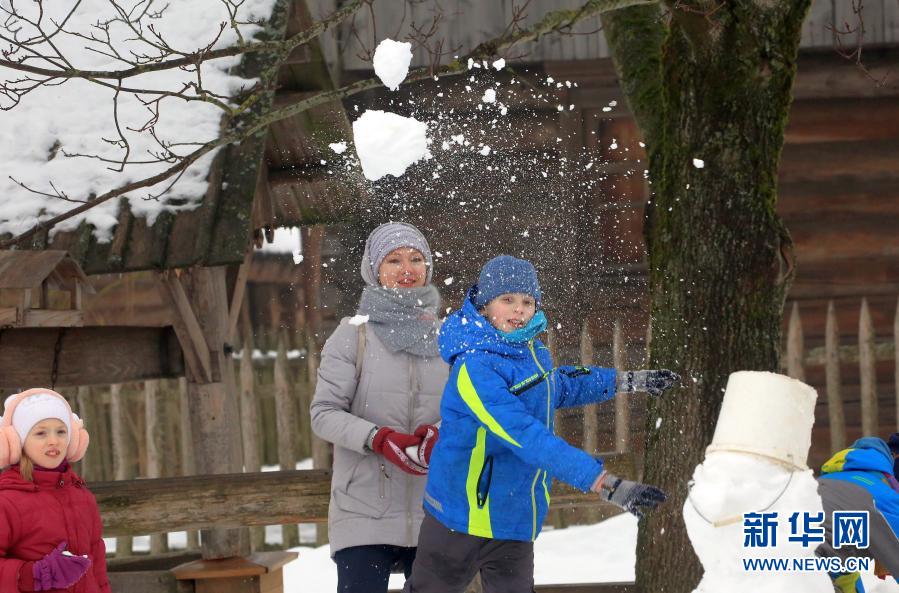 　　1月24日，孩子们在白俄罗斯首都明斯克郊区的民族建筑博物馆内打雪仗。新华社发（任科夫摄）