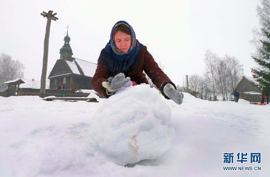 　　1月24日，人们在白俄罗斯首都明斯克郊区的民族建筑博物馆参与传统的冰雪游戏。新华社发（任科夫摄）