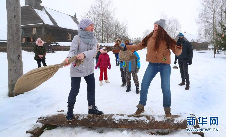 　　1月24日，年轻人在白俄罗斯首都明斯克郊区的民族建筑博物馆参与传统的冰雪游戏。新华社发（任科夫摄）