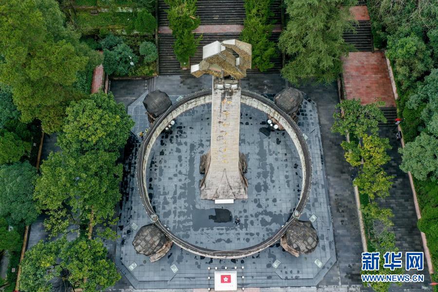 　　1月25日，杨爱民在遵义红军烈士陵园内巡查（无人机照片）。新华社记者 欧东衢 摄
