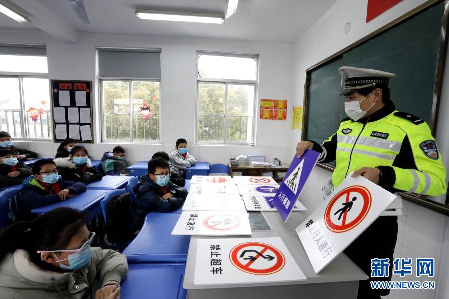 　　1月25日，交警在江苏省苏州市大儒中心小学为学生讲解交通安全知识。　　寒假临近，江苏省苏州市大儒中心小学举行“小学生寒假安全”主题活动，请苏州市公安局姑苏分局交警大队平江中队交警为学生普及道路交通安全常识，让孩子们从小养成良好的交通出行习惯，确保学生安全度寒假。　　新华社发（杭兴微 摄）