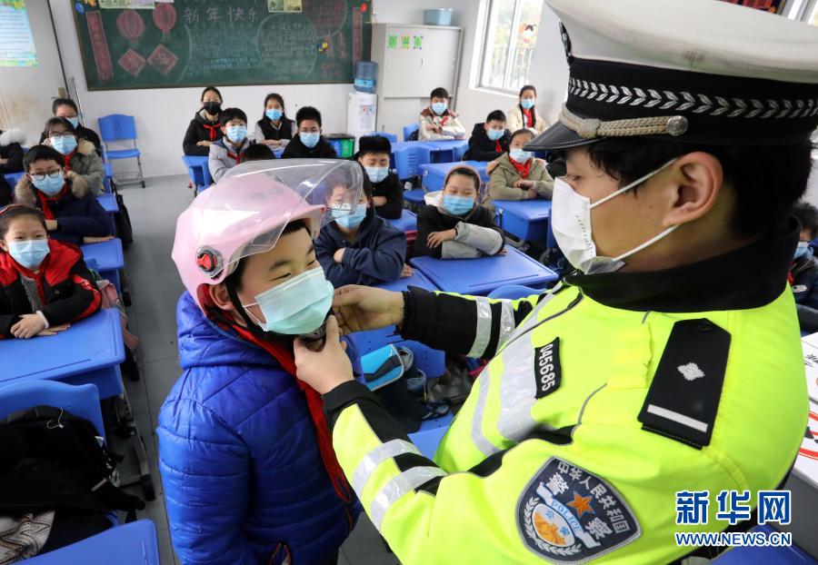 　　1月25日，交警在江苏省苏州市大儒中心小学为学生讲解佩戴头盔的正确方法。　　寒假临近，江苏省苏州市大儒中心小学举行“小学生寒假安全”主题活动，请苏州市公安局姑苏分局交警大队平江中队交警为学生普及道路交通安全常识，让孩子们从小养成良好的交通出行习惯，确保学生安全度寒假。　　新华社发（杭兴微 摄）