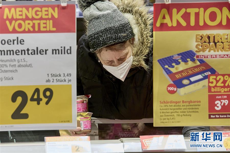 　　1月25日，在奥地利维也纳，一名顾客佩戴FFP2口罩在超市内购物。　　为防止疫情扩散，奥地利政府要求民众于当日起在市场等公共区域内佩戴更高防护级别的FFP2口罩，但不含14岁以下人群和因健康原因无法戴口罩的人。　　新华社发（乔治斯·施耐德摄）