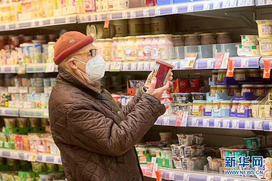 　　1月25日，在奥地利维也纳，一名顾客佩戴FFP2口罩在超市内购物。　　为防止疫情扩散，奥地利政府要求民众于当日起在市场等公共区域内佩戴更高防护级别的FFP2口罩，但不含14岁以下人群和因健康原因无法戴口罩的人。　　新华社发（乔治斯·施耐德摄）
