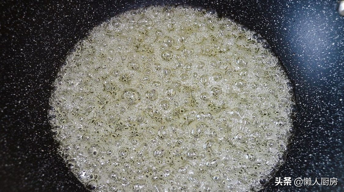 做糖葫芦时,注意2点,做出来的糖葫芦不黏牙,不粘手,不反沙