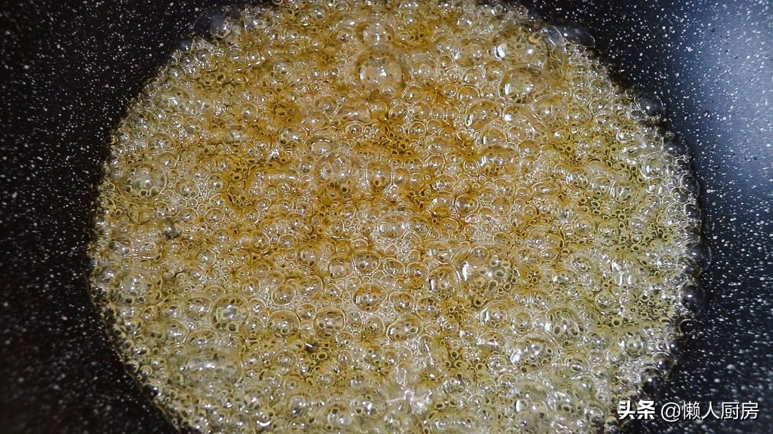 做糖葫芦时,注意2点,做出来的糖葫芦不黏牙,不粘手,不反沙