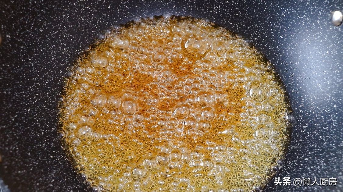 做糖葫芦时,注意2点,做出来的糖葫芦不黏牙,不粘手,不反沙