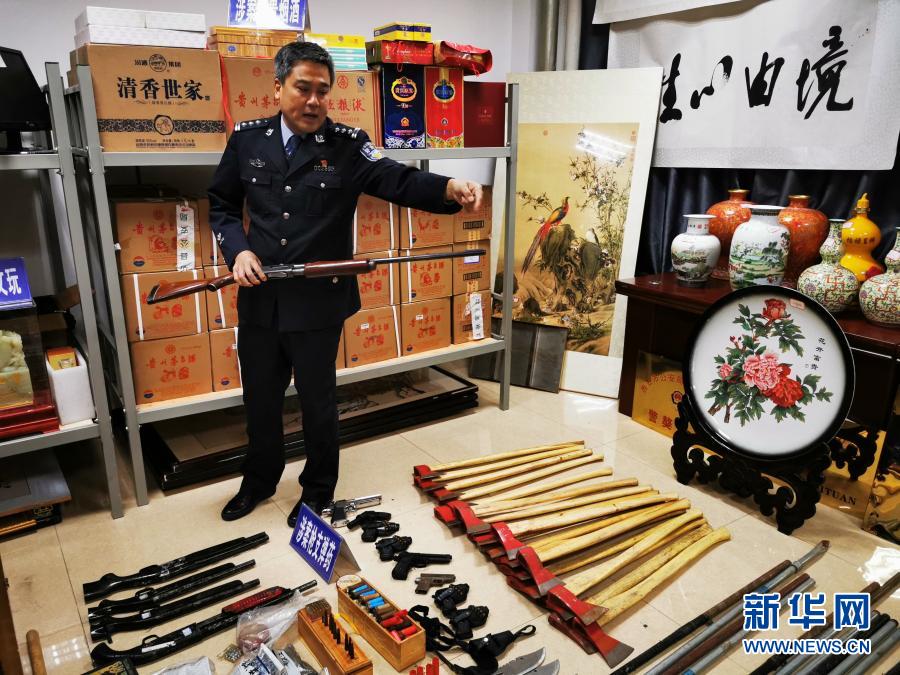 　　陕西省武功县公安局局长李宁展示以蔡国强等人为首的黑社会性质组织案件中的一把涉案枪支（2020年11月5日摄）。新华社记者 姚友明 摄