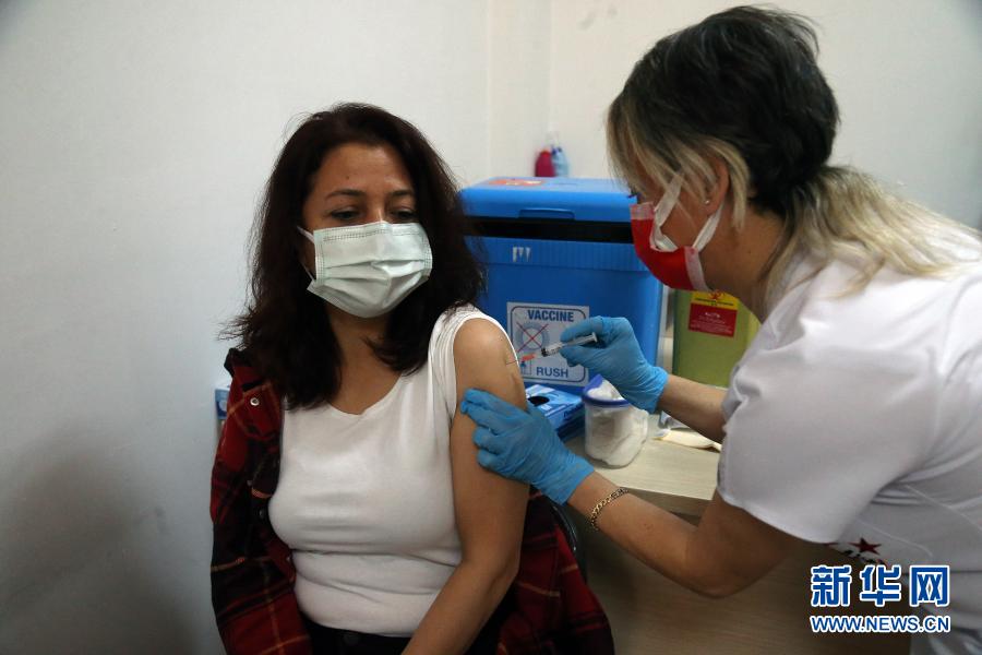 　　1月26日，一名女子在土耳其安卡拉接种中国新冠疫苗。据土耳其卫生部消息，截至24日中午，土已有近124万人接种中国科兴公司的新冠疫苗。新华社发（穆斯塔法·卡亚摄）