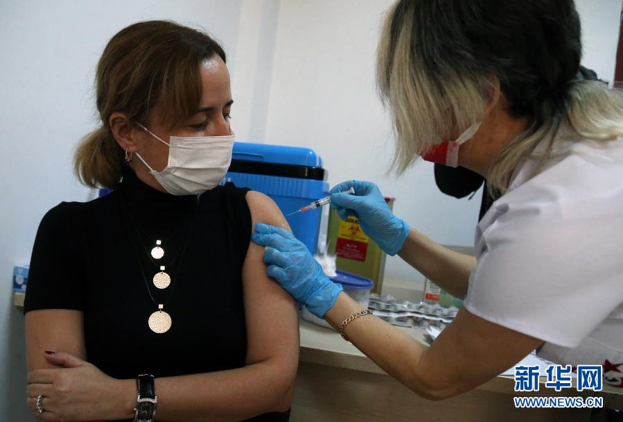 　　1月26日，一名女子在土耳其安卡拉接种中国新冠疫苗。新华社发（穆斯塔法·卡亚摄）