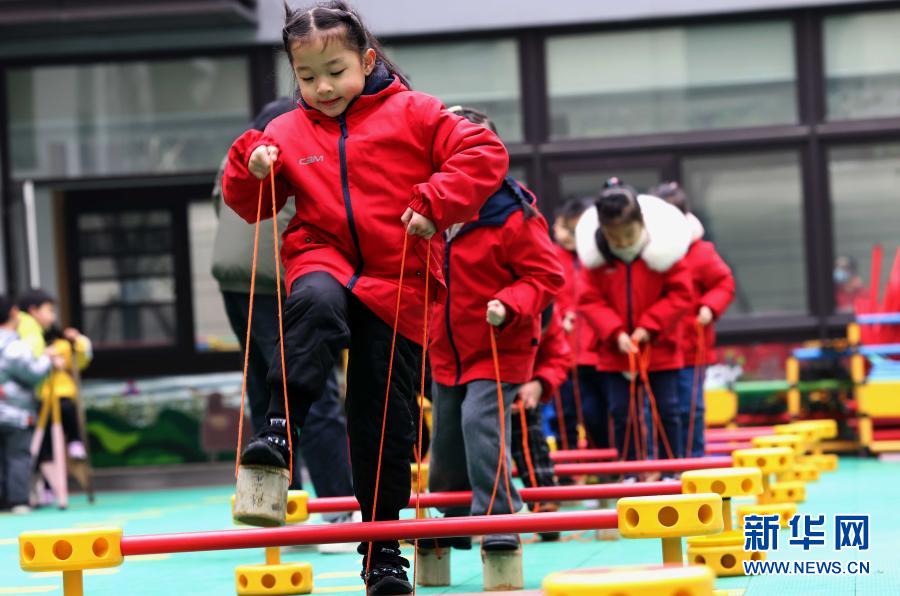 　　1月27日，孩子们在参加“踩高跷”传统游戏。　　当日，安徽省合肥市瑶海区一幼儿园开展民间体育游戏运动会，孩子们参加“滚铁环”“踩高跷”“独木桥”等传统游戏，在锻炼身体的同时，感受传统文化的魅力。　　新华社发（解琛 摄）