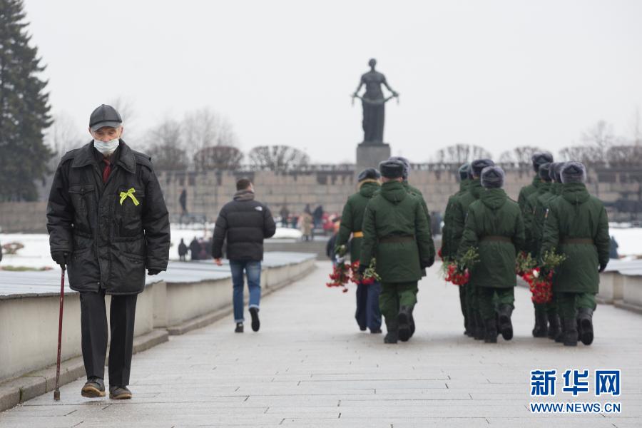 　　1月27日，一位老者在俄罗斯圣彼得堡皮斯卡廖夫公墓献花后离开。新华社发（莫京娜 摄）