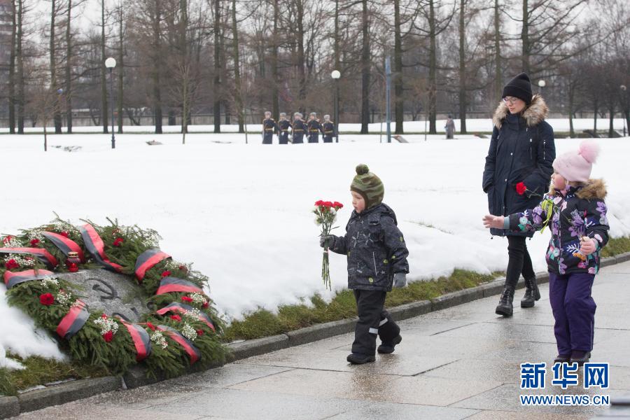 　　1月27日，小朋友来到俄罗斯圣彼得堡皮斯卡廖夫公墓敬献鲜花。新华社发（莫京娜 摄）