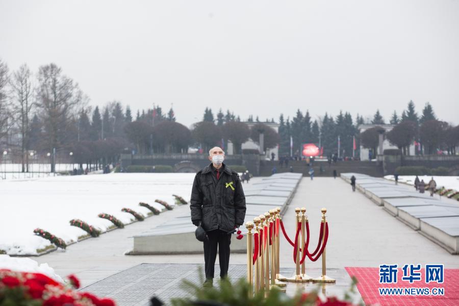 　　1月27日，一位老者在俄罗斯圣彼得堡皮斯卡廖夫公墓为逝者默哀。新华社发（莫京娜 摄）