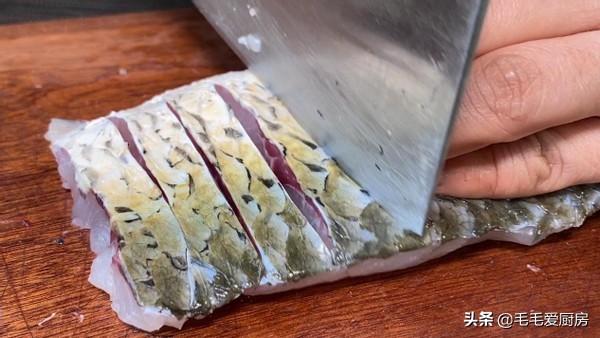 冬天记得多吃鱼,教你草鱼特色做法,味道鲜美,一周吃七次都嫌少