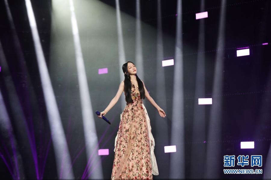 　　歌手张韶涵在网络春晚录制现场演唱歌曲（资料照片）。新华社发
