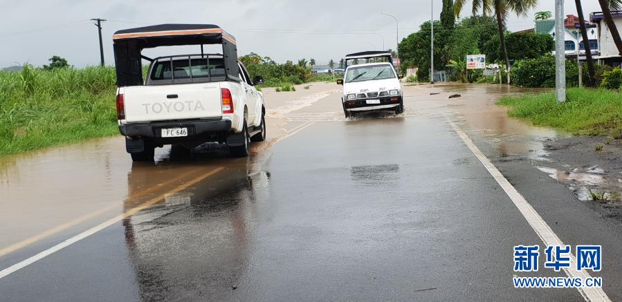　　1月29日，汽车在斐济西部巴镇的公路上涉水行驶。　　受热带低气压的影响，斐济全国部分地区29日遭受狂风暴雨袭击，其中西部地区灾情严重；除一些公路交通中断外，一些地区的供电也已中断。为应对极端天气，斐济已经宣布关闭学校，暂停海上交通，部分地区实施宵禁。　　新华社发（斐济太阳报提供）