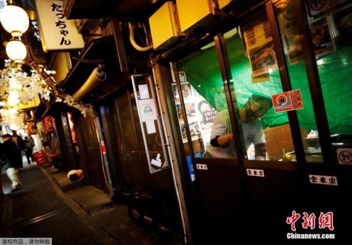 当地时间2021年1月8日,日本东京,一位店主正在关闭店铺。此前,因新冠疫情持续蔓延,日本首相菅义伟宣布,该国首都圈的一都三县(东京都、埼玉县、千叶县和神奈川县)从当地时间1月8日0时起进入紧急状态,结束时间为2月7日。据报道,紧急状态生效后,当局将强化防疫措施,包括要求相关地区的餐饮店缩短营业时间和对大型活动的举办进行限制等。 点击进入下一页