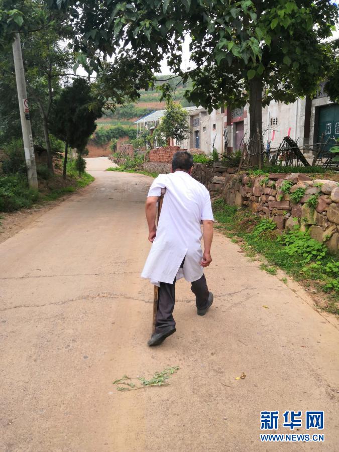 在邵原镇称弯村，许奎民在出诊的路上（2020年7月4日摄，手机照片）。新华社发