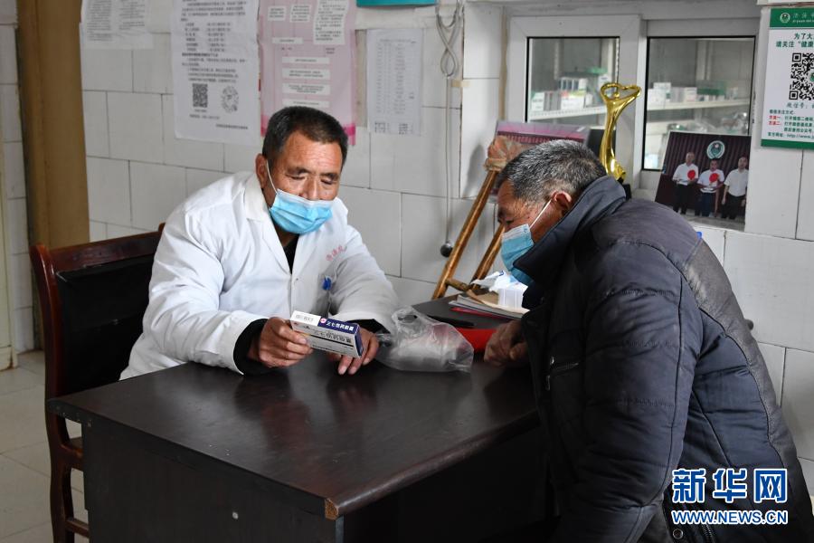 1月29日，在邵原镇称弯村，许奎民为患者详细讲解用药说明。新华社发