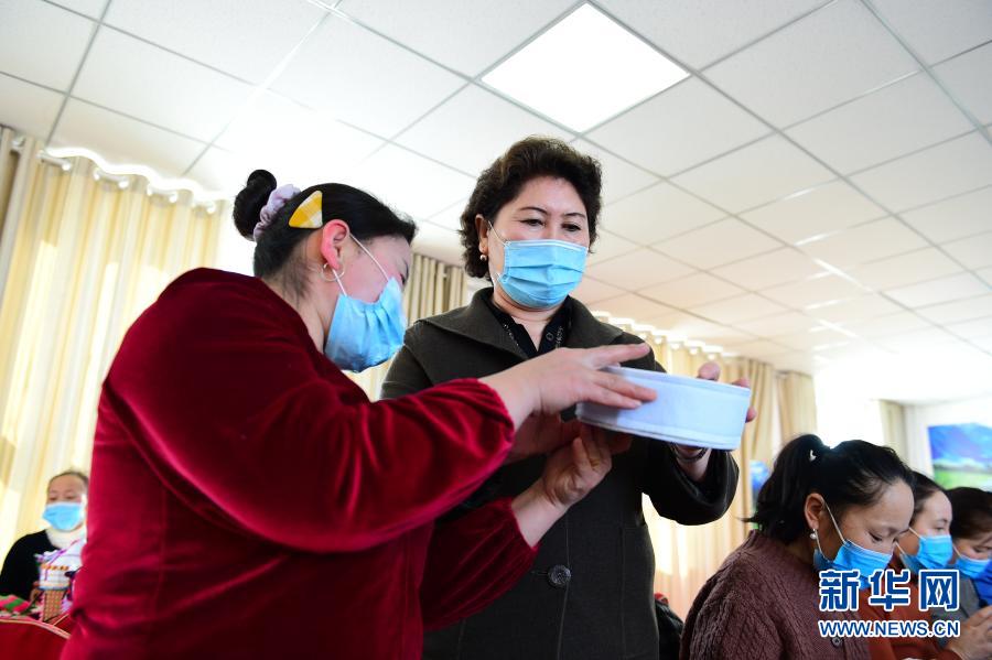 1月30日，讲师巴格古丽·沃拉勒泰指导新疆阿勒泰市萨尔胡松乡库尔特村村民制作手工艺品。新疆阿勒泰市利用农闲时节，组织开展各类技能培训，提升村民技能水平，助力就业增收，巩固脱贫成效。新华社记者 侯昭康 摄