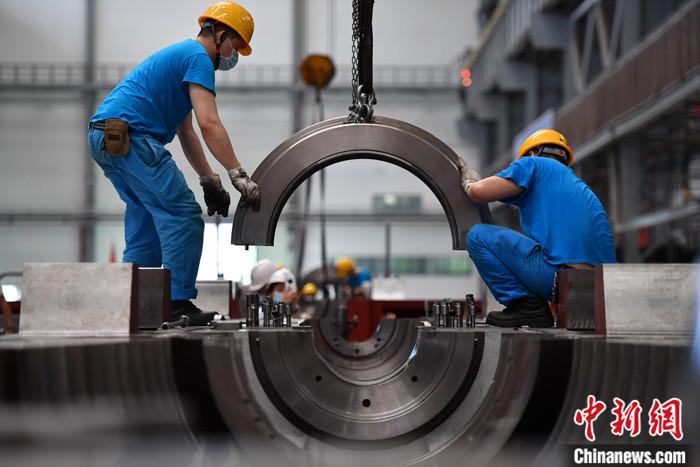 资料图:四川德阳一工厂忙碌的工人。<a target='_blank' href='http://www.chinanews.com/'>中新社</a>记者 张浪 摄 资料图:四川德阳一工厂忙碌的工人。<a target='_blank' href='http://www.chinanews.com/'>中新社</a>记者 张浪 摄